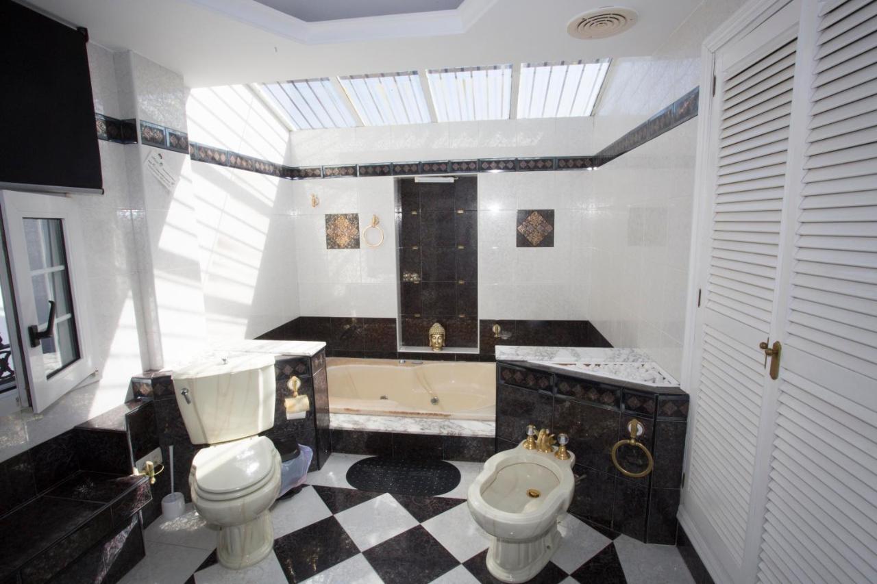 Alojamiento El Chaparro Barbate Junto A La Venta El Loro Exterior photo